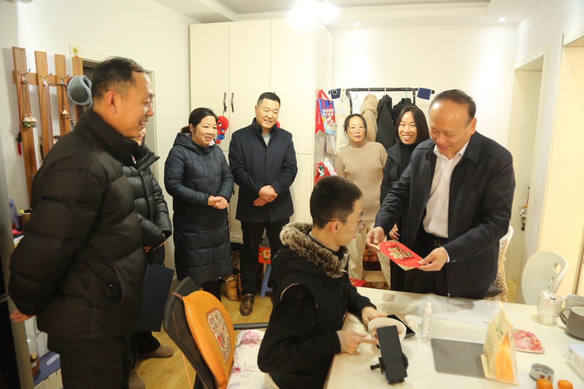 爱体育首页（中国）网页版纪委书记张兴林开展送温暖